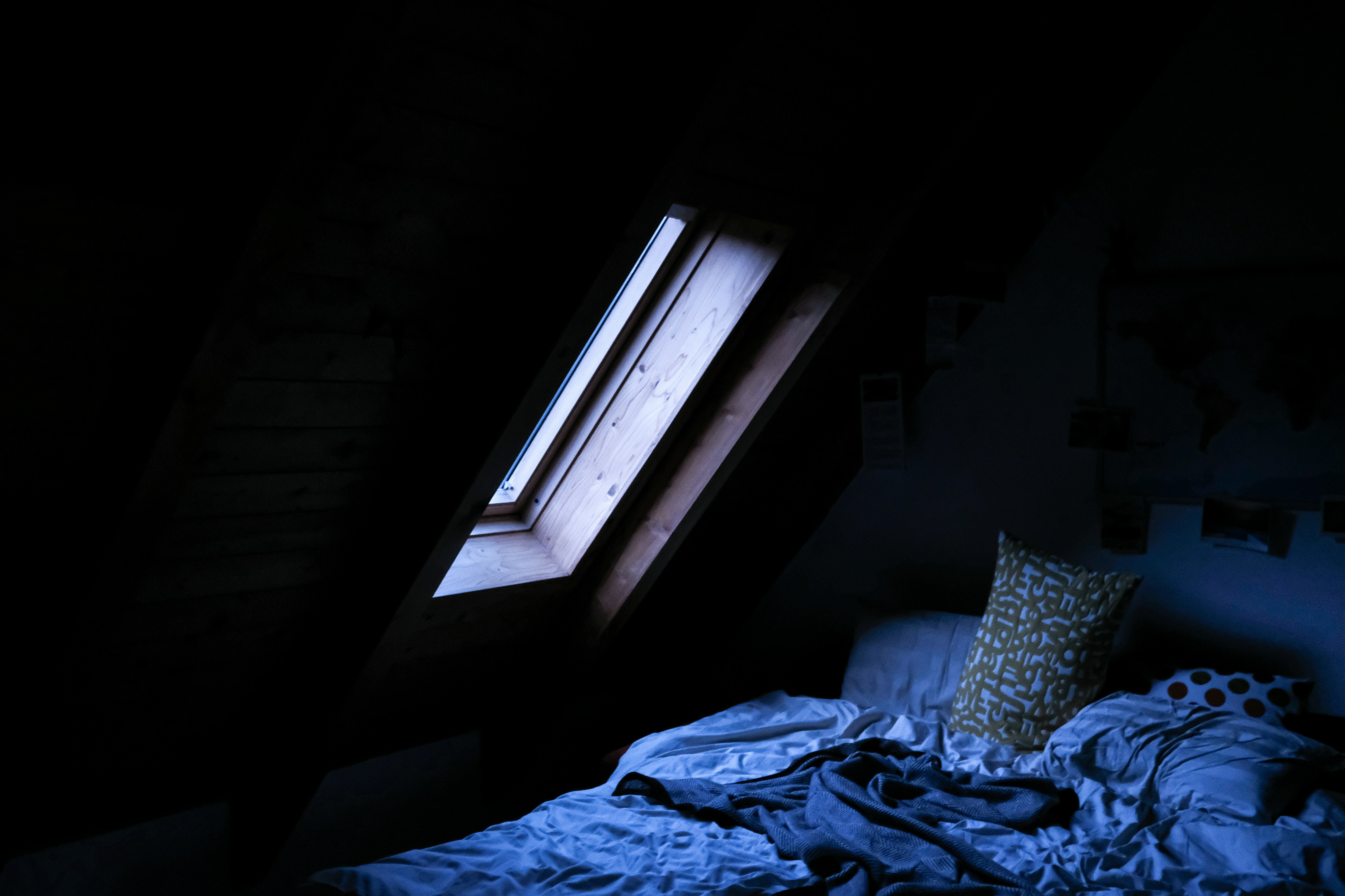 Chambre sous combles avec lit bas et rangements sous les rampants